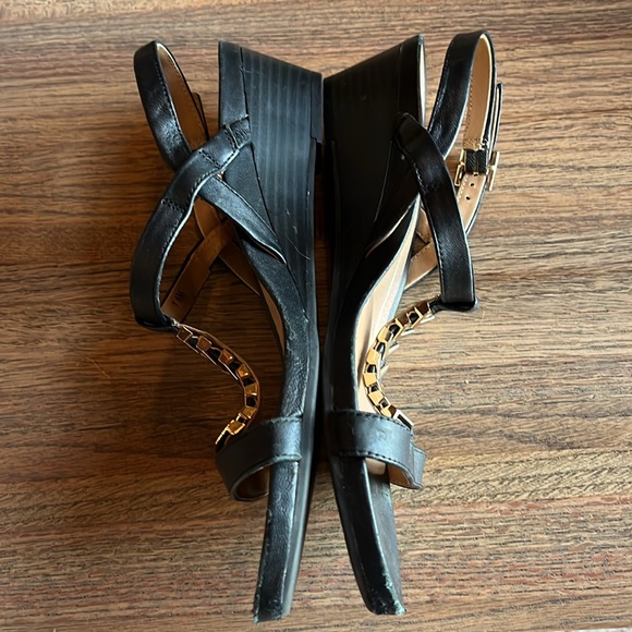 Preowned Vionic 7.5M - Picture 2 of 5